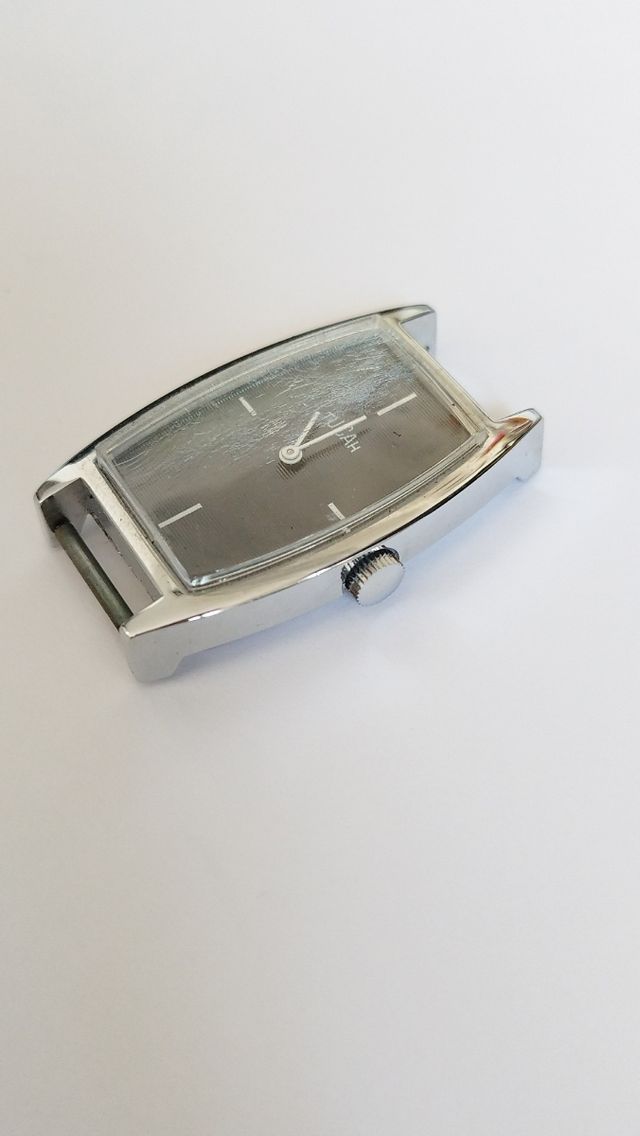 Reloj de cuerda Tucah funcionando.