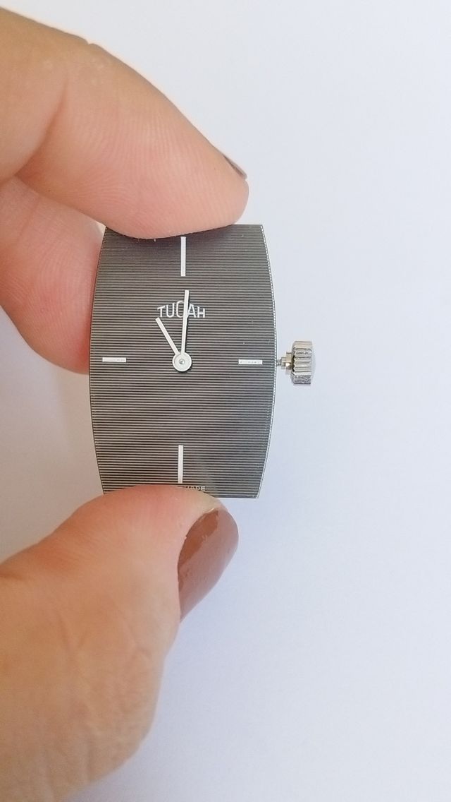 Reloj de cuerda Tucah funcionando.