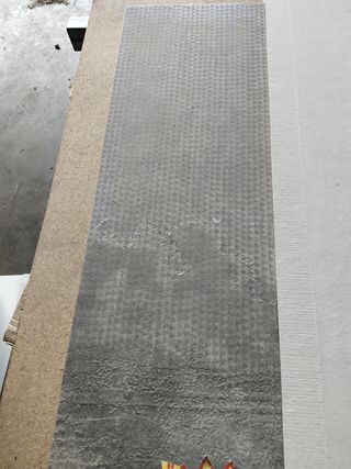 Revestimiento gris con diseño geométrico