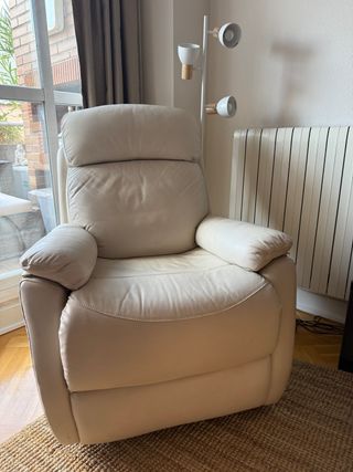 Butaca relax de piel color hueso con motor