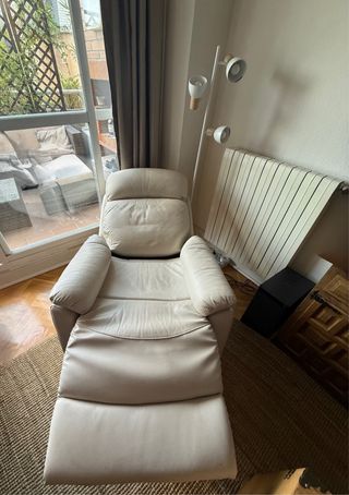 Butaca relax de piel color hueso con motor