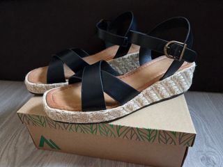 Sandalias cuña baja negras