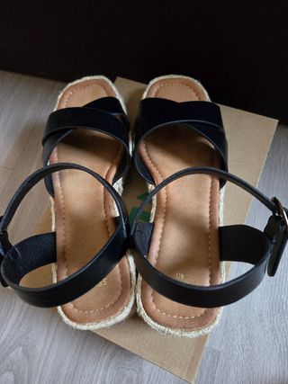 Sandalias cuña baja negras