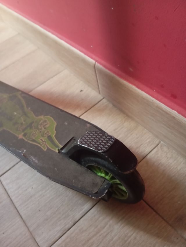 Patinete infantil negro y verde