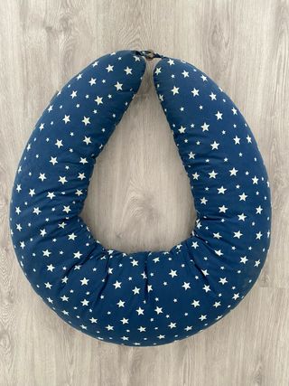 Cojín de lactancia azul con estrellas
