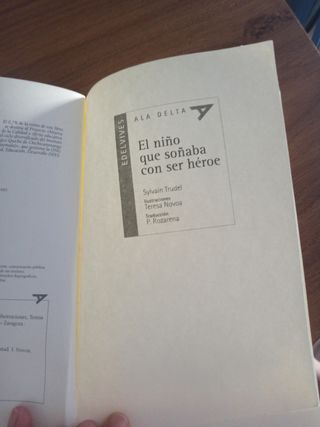 El niño que soñaba con ser héroe (Spanish Edition)