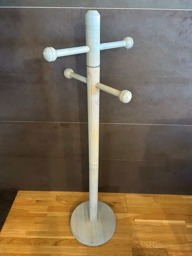 Perchero infantil de madera azul.