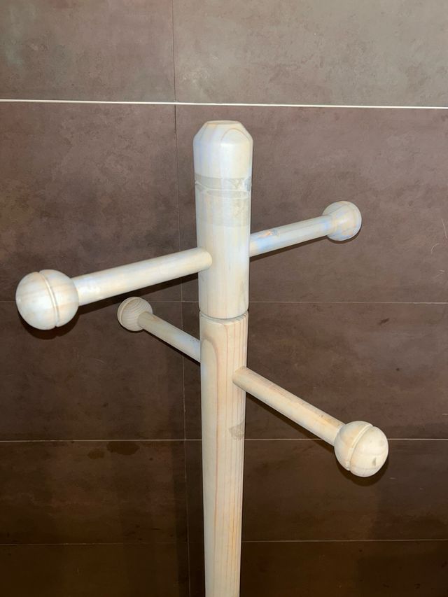 Perchero infantil de madera azul.