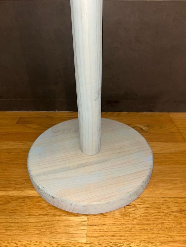 Perchero infantil de madera azul.