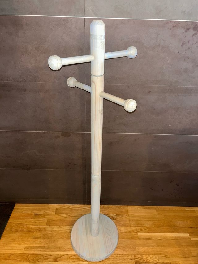 Perchero infantil de madera azul.