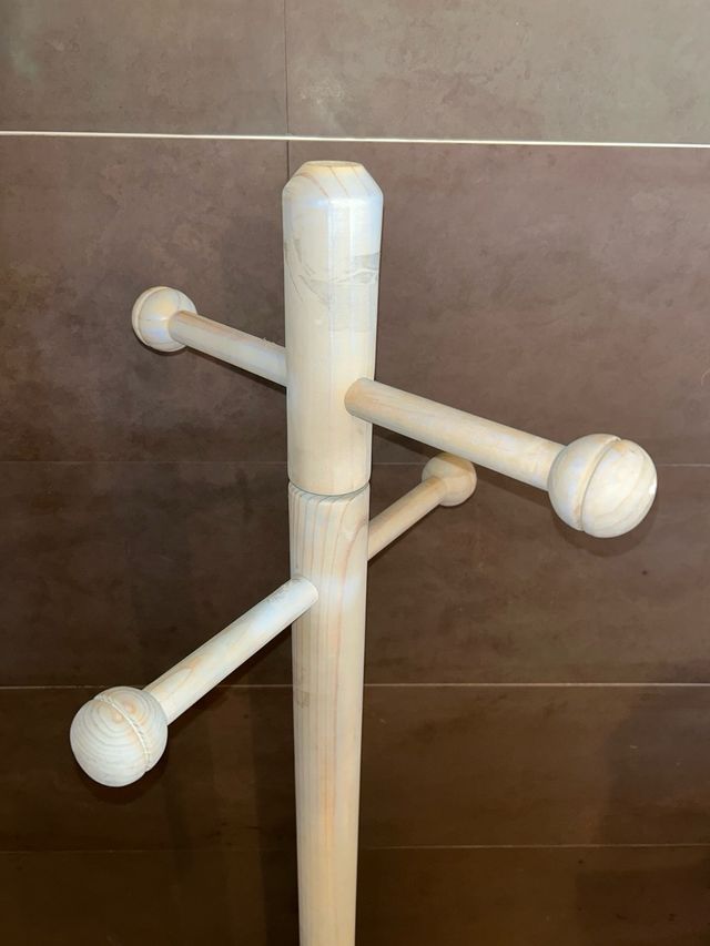 Perchero infantil de madera azul.