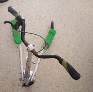 Patinete 3 ruedas, 2 brazos. Plegable 
