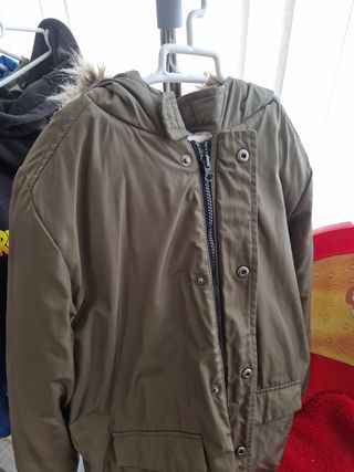 Chaqueta verde con capucha