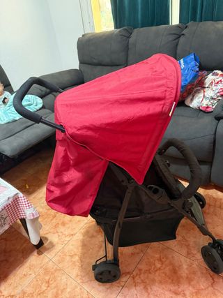 Carro de bebé rojo y negro 