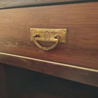 Aparador antiguo de madera y mármol