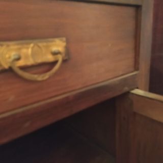 Aparador antiguo de madera y mármol