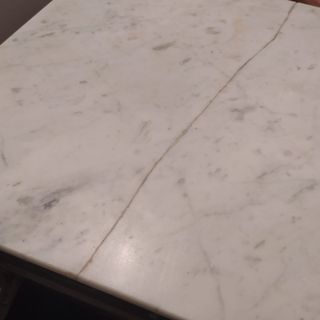 Aparador antiguo de madera y mármol