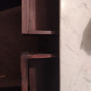 Aparador antiguo de madera y mármol