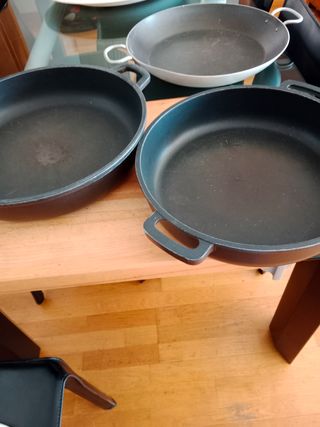 2 cazuelas de hierro y 1 paellera