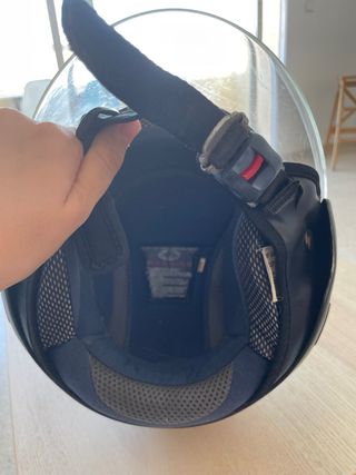Casco de moto negro MT Helmet con visera