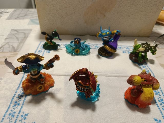 Figura Skylanders Azul con Frasco Morado