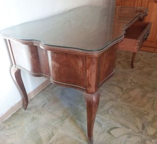 Mesa de despacho antigua de madera y cristal