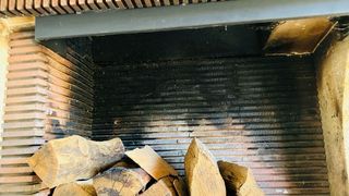 Chimenea de piedra y madera