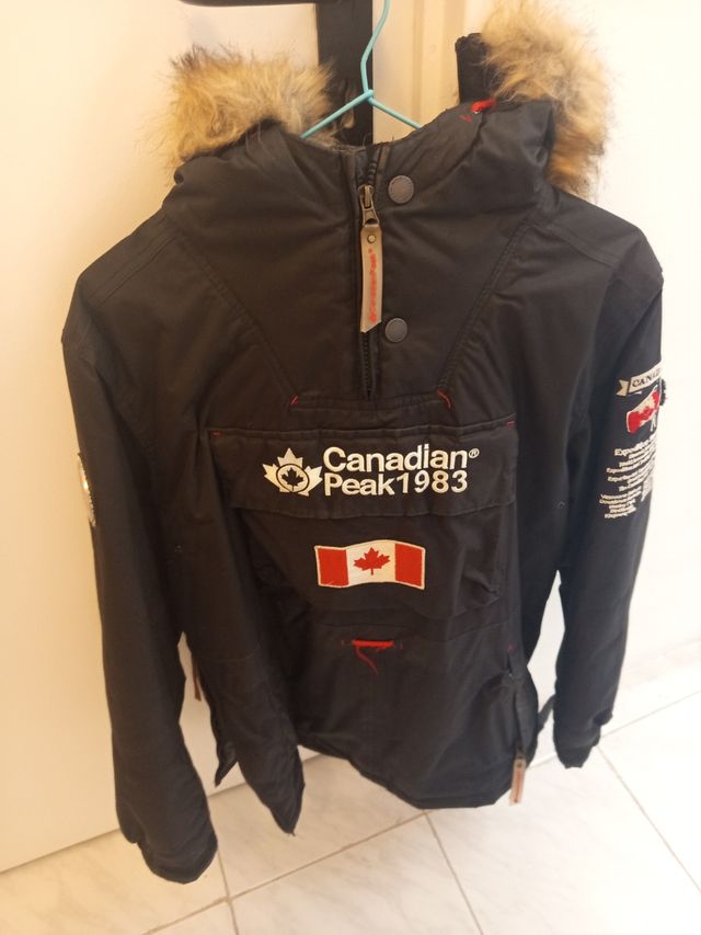 Chaqueta negra con capucha y pelo talla 16 niño