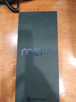 Lo smartphone Motorola Razr 50 è stato esposto 