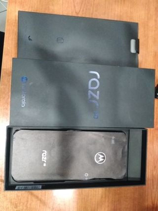 Lo smartphone Motorola Razr 50 è stato esposto 