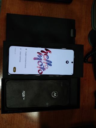 Lo smartphone Motorola Razr 50 è stato esposto 