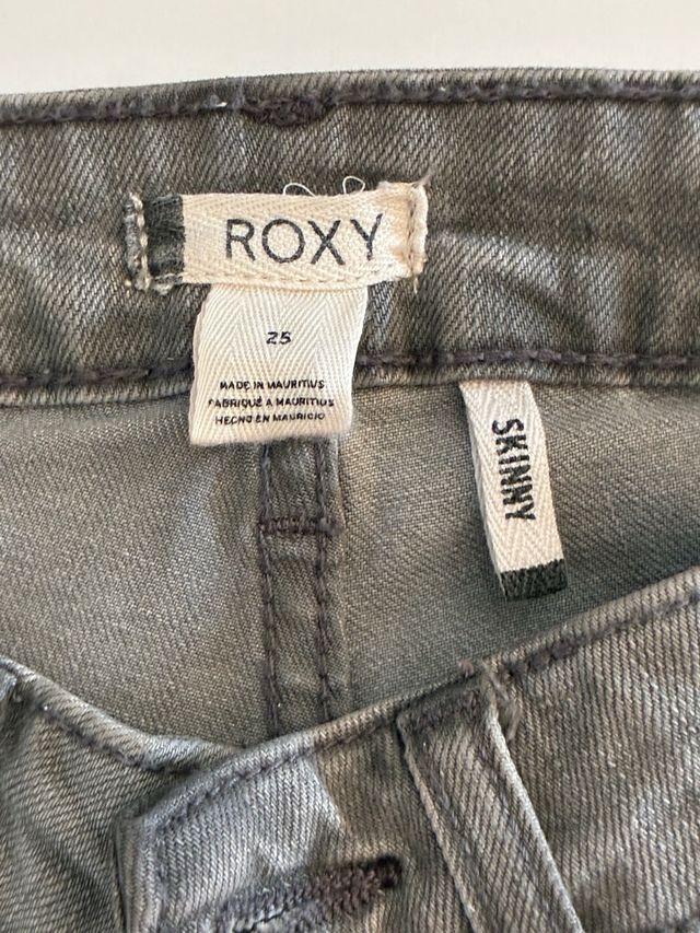 Pantalones vaqueros grises