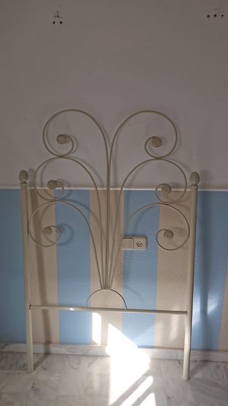 Cabecero de forja beige y blanco
