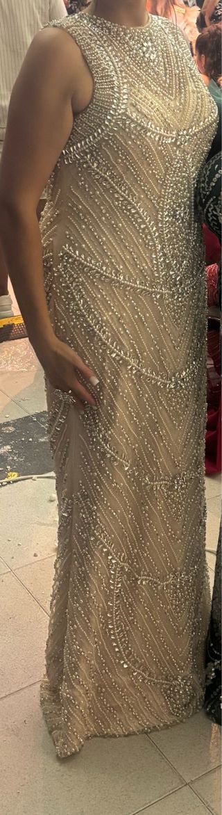 Vestido de fiesta beige con pedrería