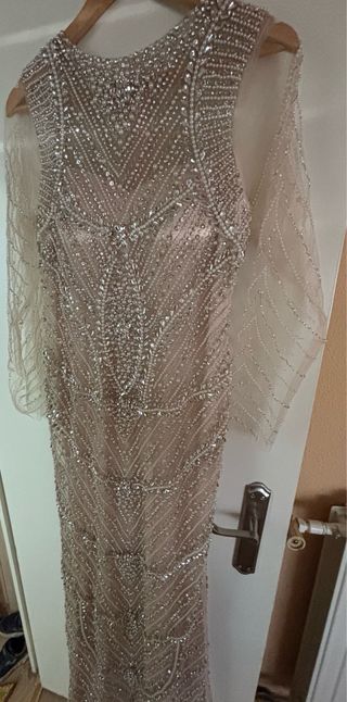 Vestido de fiesta beige con pedrería