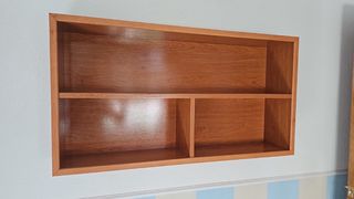 Estantería de madera marrón