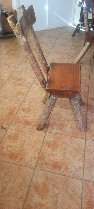 Mesa de tronco con 4 sillas y banco