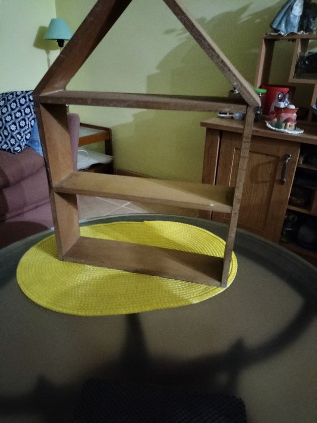 Estantería de madera casa pequeña