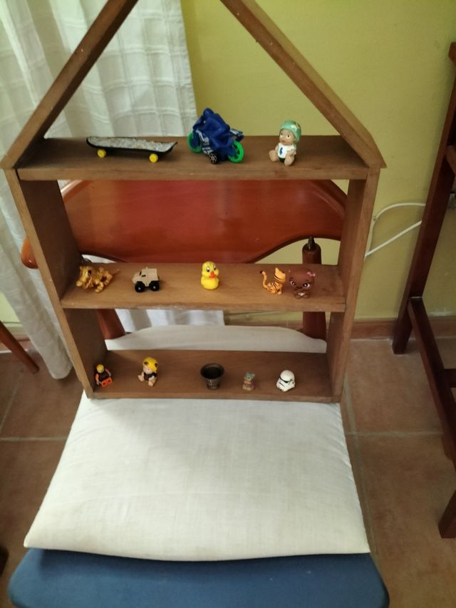 Estantería de madera casa pequeña