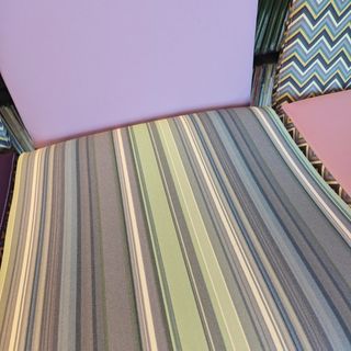Conjunto de 5 sillas de diseño recién tapizadas