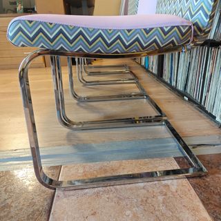 Conjunto de 5 sillas de diseño recién tapizadas