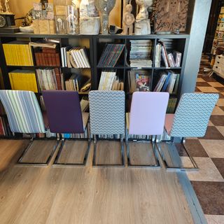 Conjunto de 5 sillas de diseño recién tapizadas