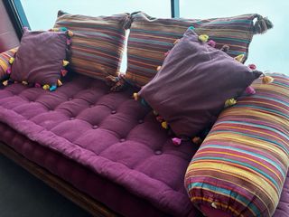 Sofá Balinés Multicolor con Cojines