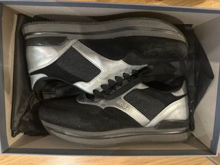 Zapatillas Hogan Negras y Plateadas