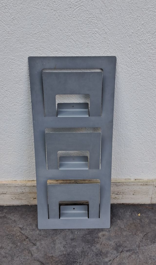 Estantería metálica gris