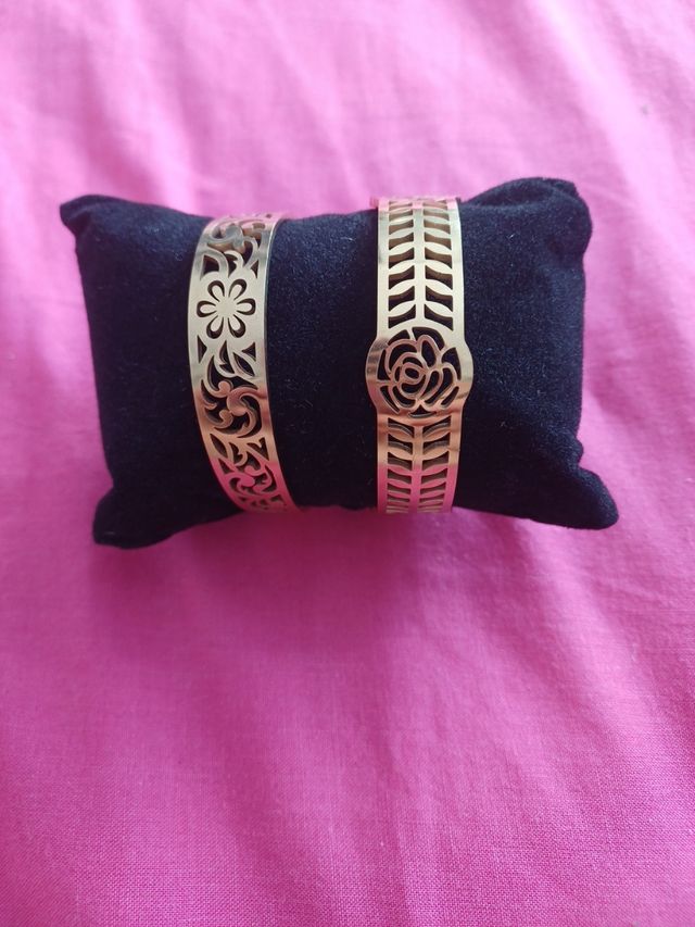 Brazaletes de acero inoxidable dorados