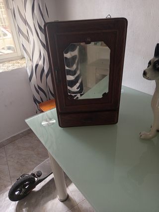 Botiquín antiguo de madera con espejo