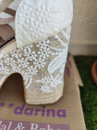 Sandalias de tacón blancas con encaje