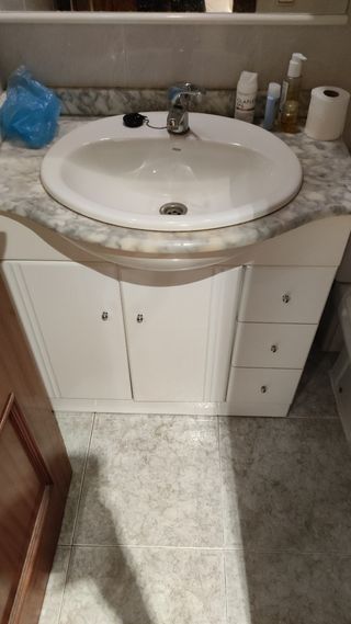 Mueble de baño con lavabo y encimera