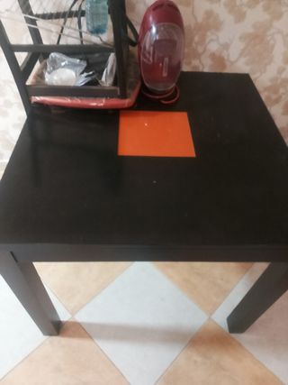 Mesa y 3 Sillas Negras con Detalle Naranja